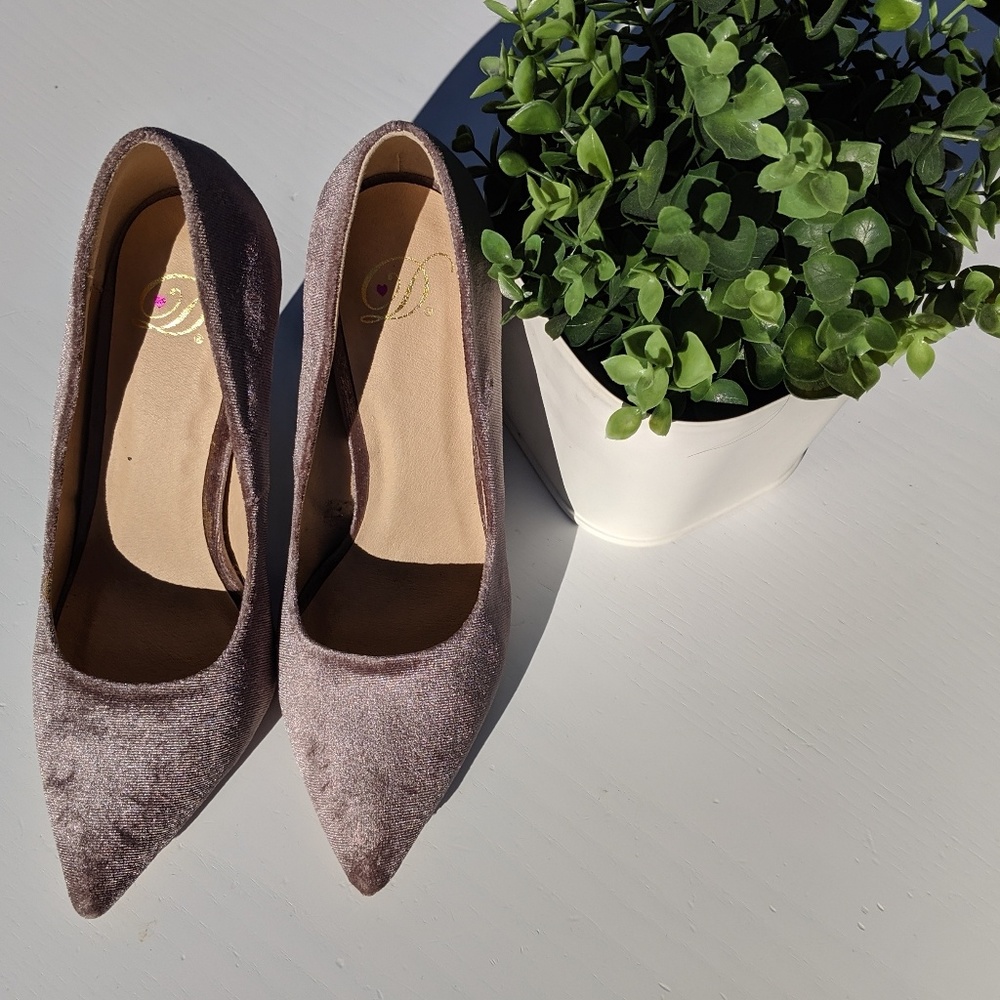 🆕NWT Wild Diva velvet pumps